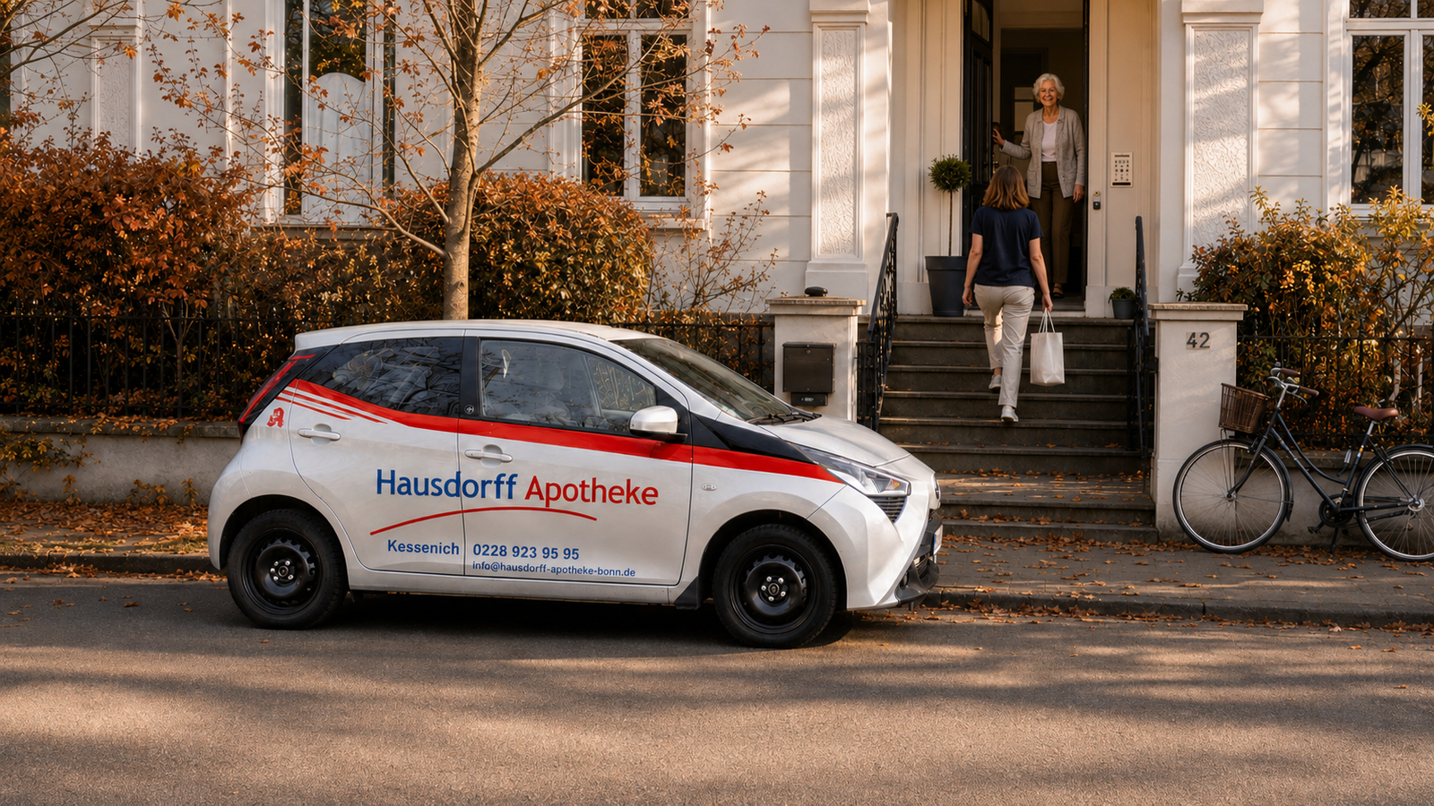 Botendienst der Hausdorff Apotheke: Lieferfahrzeug vor dem Haus, Auslieferung an eine ältere Kundin
