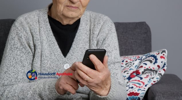 Ältere Person bedient in Ruhe ein Smartphone