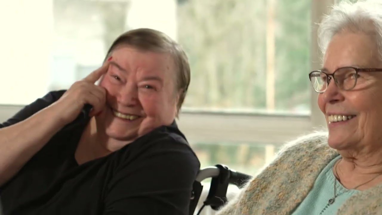 Zwei ältere Frauen lachen gemeinsam – Standbild aus dem Film „Ehrenamt ist präventiv“