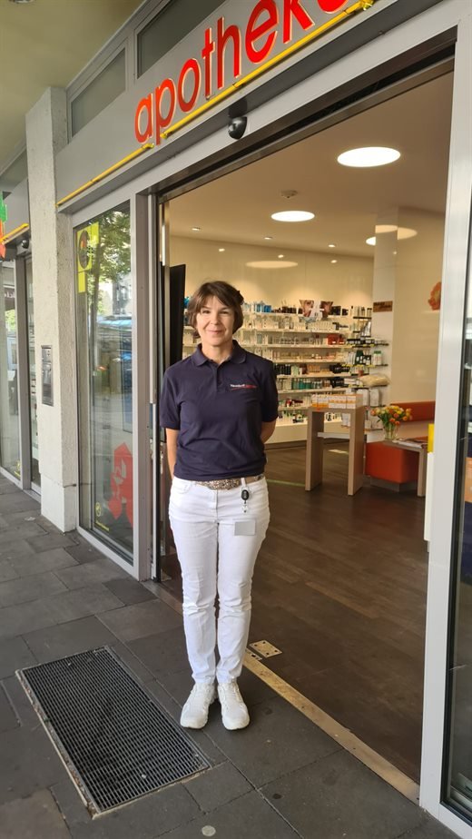 Apothekerin Gertrude Mevissen vor der Hausdorff Apotheke